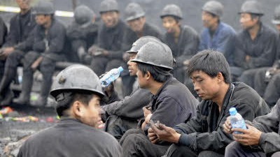 Schwere Grubenunglücke in China: Bergarbeiter sitzen in der Nähe der Stadt Dengfeng vor der Kohlemine Xinfeng Nummer zwei, wo sich kurz zuvor ein schweres Unglück ereignet hat.