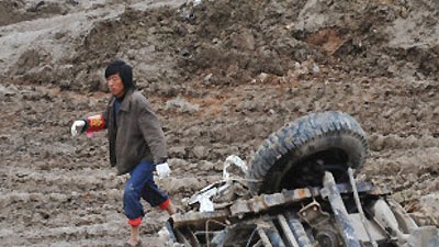 Erdrutsch in China: Erdrutsch in China: Menschen suchen im Schlamm nach Vermissten.