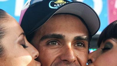 Radsport: Küsschen für den Sieger: Vuelta-Champion Contador