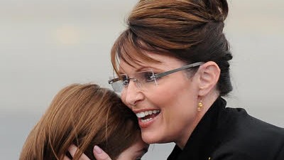 Demokratin schmäht Palin: Qualifikation Mutterglück? Auch im Wahlkampf ist dafür Zeit: Sarah Palin herzt Tochter Piper.