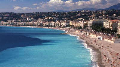 Immobilien in Frankreich: Ein "Little French Paradise" wie hier am Strand von Nizza war der Traum vieler Briten und die Preise stiegen.