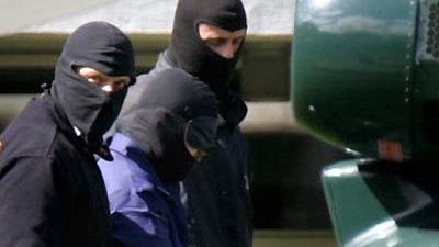 Sauerland-Terrorzelle: Die "Sauerland-Terroristen" sollen unter anderem Anschläge auf München und Stuttgart geplant haben. (Archivbild der Festnahme)