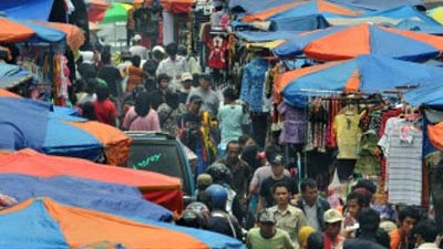Erdbeben in Asien: Menschen auf einem Markt in Indonesien kurz vor dem Erdbeben.