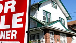Finanzkrise: Der US-Immobilienmarkt bricht zusammen - Häuser werden panisch verkauft.