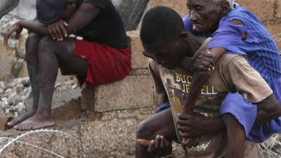 Wirbelsturm in Haiti: Erschöpft und verzweifelt: Flüchtlinge in Haiti retten sich aus den Fluten.