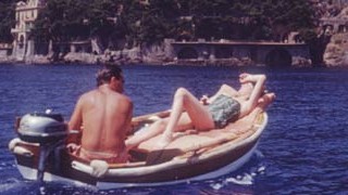 Motorbootkunde: In der heißen Sonne dümpeln: So kann stilvolles Bootfahren aussehen.l