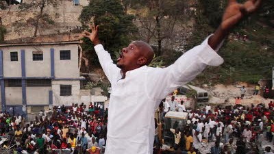 Haiti nach dem Beben: Ein Haitianer betet für die Verschütteten