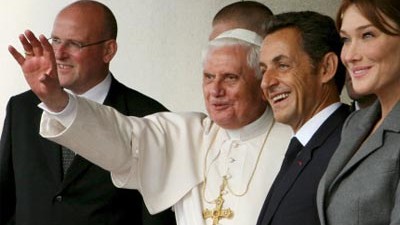 Benedikt XVI in Frankreich: Der Papst wird von Präsident Nikolas Sarkozy und Gattin Carla Bruni begrüßt.