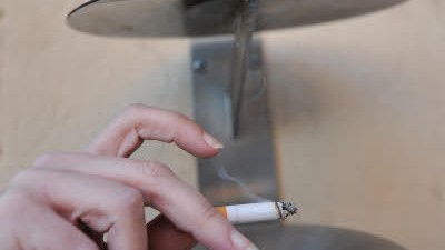 Volksentscheid zum Rauchverbot: Die Bahn ist frei für einen Volksentscheid zum Rauchverbot.