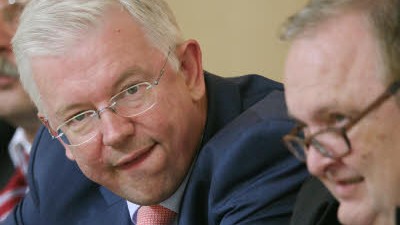 Wiesbaden: Roland Koch (rechts) und die CDU machen im hessischen Landtag mächtig Lärm gegen die SPD und die Linke .