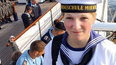 "Gorch Fock": Die 18-jährige Offiziersanwärterin Jenny an Bord der "Gorch Fock": Die Eltern hofften bis zuletzt, ihre Tochter lebend wiederzusehen.