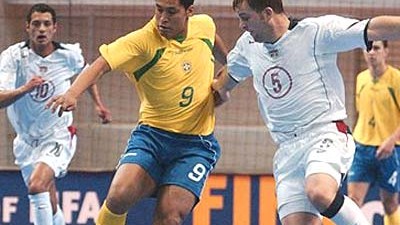 Futsal-Weltmeisterschaft: Brasilien (gelbe Trikots) und die USA bei einem Spiel der Futsal-WM 2004 in Taiwan.