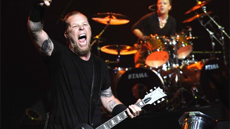 Metallica: Album "Death Magnetic": Sie machen Musik nur, wenn sie laut ist: James Hetfield an der Gitarre und Metallica-Schlagzeuger Lars Ulrich bei einem Konzert in Los Angeles.