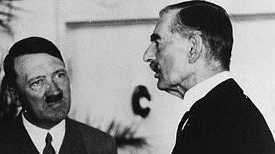Münchner Abkommen 1938: Der Täuscher und der Getäuschte: Deutschlands Tyrann Adolf Hitler und der britische Premierminister Neville Chamberlain während der Münchner Konferenz