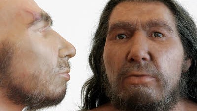 Werkzeug-Produktion: Die Neandertaler - hier zwei Modelle aus dem Rheinischen Landesmuseum in Bonn - waren auch nicht dümmer als Homo sapiens.
