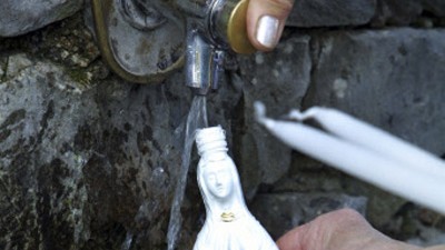 Wallfahrtsort Lourdes: Pilgerort Lourdes: Absolution für vier Aufkleber.