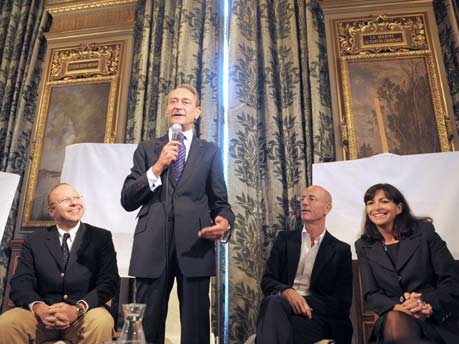 Bürgermeister von Paris, Bertrand Delanoe (am Mikrofon)