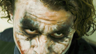 Im Kino: "The Dark Knight": Noch viel grausamer als sein Grinsen, seine reptilienhafte Gestik, sein Sadismus: Heath Ledger als Joker in "The Dark Knight".
