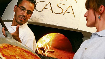 Italienisches Restaurant Planegg "Mi casa su casa": Preiswerte Alternative: frische Pizza aus dem Steinofen.