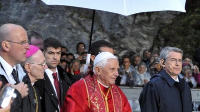 Benedikt XVI. in Frankreich: Bei seiner Ankunft Papst Benedikts an der Grotte von Lourdes regnete es.