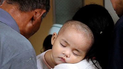 Babymilch-Skandal in China: Eltern bringen ihr Baby in ein Krankenhaus. Bislang sind mehr als 1200 Kinder nach Regierungsangaben erkrankt.