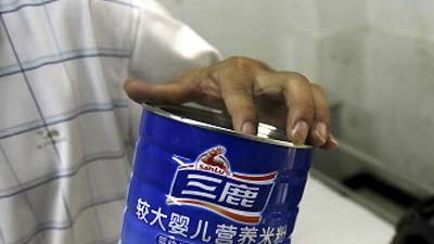 China: Chinesische Eltern sind verunsichert: Der Skandal um gepantschte Milch wird immer größer.