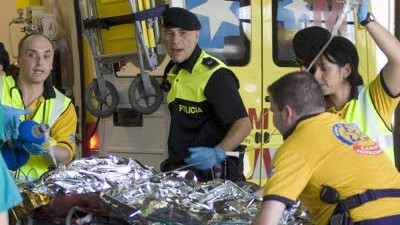 Flugzeugunglück in Madrid: Spanische Rettungssanitäter kämpfen um das Leben eines der Opfer des Flugzeugunglücks.