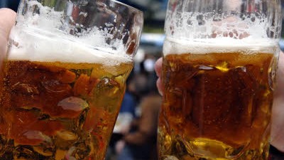 Illegale Downloads: Bei Bier und Wein: Die Musikindustrie steht den feuchtfröhlichen Tauschpartys ohnmächtig entgegen.