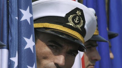 Kaukasus-Konflikt: Ein georgischer Soldat zwischen den Flaggen der USA und der EU