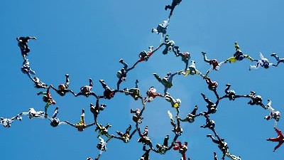 Guinness-Buch der Rekorde: 69 Fallschirmspringer hängen aneinander: Ein neuer Weltrekord.