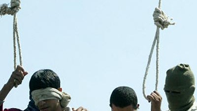 Human Rights Watch prangert an: Öffentliche Hinrichtung: Ein 16-Jähriger (links) wurde 2005 im Iran wegen Vergewaltigung von Jungen verurteilt und erhängt.