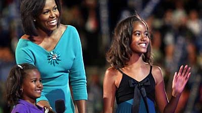 Parteitag der US-Demokraten: Gemeinsam für Barack Obama: Ehefrau Michelle mit den Töchtern Malia (re.) und Sasha