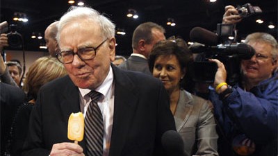 Warren Buffett: Warren Buffett isst ein Eis auf der Hauptversammlung von Berkshire Hathaway.