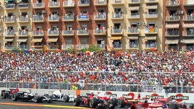 Formel 1: Vor Tribünen und Balkonen: Felipe Massa bei seinem Start-Ziel-Erfolg in Valencia.