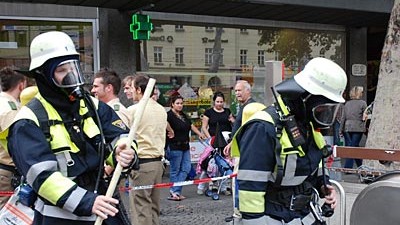 U-Bahnverkehr lahmgelegt: Mit Atemmasken suchen Feuerwehrleute am Hauptbahnhof nach der Ursache der Rauchentwicklung.