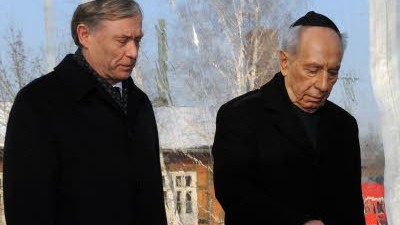 Holocaust-Überlebende: Bundespräsident Horst Köhler (links) und Israels Präsident Schimon Peres (rechts) besuchten die Gedenkstätte am Gleis 17 im Berliner Grunewald. Peres wird während seines Staatsbesuchs auch die Armut vieler Holocaust-Überlebender ansprechen.
