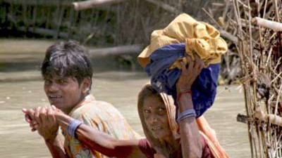Indien und Bangladesch: Bihar im Nordosten Indiens: Die Menschen kämpfen sich durch die Fluten.