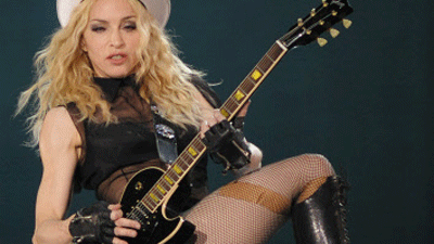 Madonna gastiert in Berlin: Bei der "Sticky & Sweet"-Tour gibt es handfeste Neuigkeiten: Madonna spielt Gitarre.