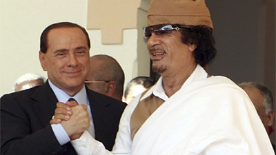Italien und Libyen: "Mit diesem Abkommen beenden wir 40 Jahre gegenseitiges Unverständnis": Italiens Premierminister Silvio Berlusconi (l.) besucht den libyschen Revolutionsführer Muammar el Gaddafi.