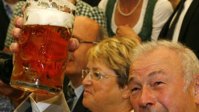Beckstein zu Alkohol am Steuer: Bayerns Ministerpräsident Günther Beckstein nimmt's mit der Promillegrenze am Steuer nicht so genau.