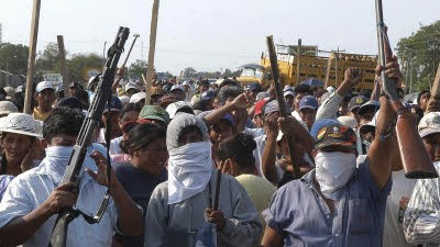 Staatskrise in Bolivien: Anhänger des bolivianischen Präsidenten Evo Morales errichten in der Stadt Cuatro Canadas eine Blockade.