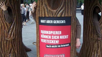 Illegale Downloads: Kein Wald trotz lauter Bäumen: Die Promo-Aktion gegen Raubkopierer auf dem Potsdamer Platz in Berlin. Foto: Stephanie Sartor