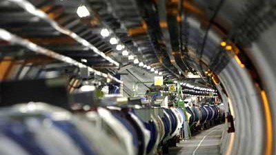 Teilchenbeschleuniger LHC: Im Inneren der Strahlrohre, durch die die Protonen rasen, erreichen die Teilchen 99,9999991 Prozent der Lichtgeschwindigkeit.