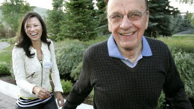 Rupert Murdoch: Neue Biographie: Rupert Murdoch mit Ehefrau Nummer drei: Wendi Deng. Sie ist 38 Jahre jünger als er.