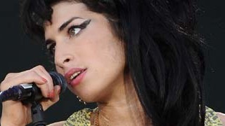 VIP-Klick: Pamela Anderson: Amy Winehouse fiel zunächst mit ihrer außergewöhnlichen Stimme auf - dann mit ihren Suchtproblemen.