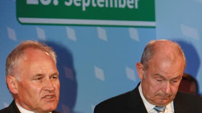 Wahldesaster für die CSU: Blass und zusammengesunken treten CSU-Chef Erwin Huber und Ministerpräsident Günther Beckstein vor die Kameras.