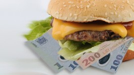 Hamburger, Geld, Foto: dpa / Montage: sueddeutsche.de
