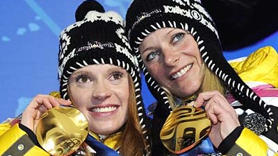 Langlauf: Gold im Teamsprint: Evi Sachenbacher-Stehle und Claudia Nystad feiern ihre Goldmedaille im Team-Sprint der Langläufer.