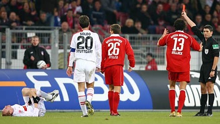 Sebastian Deisler (Mitte) erhält nach einem Foul am Stuttgarter Ludovic Magnin (liegend) die Rote Karte von Schiedsrichter Markus Merk, während sich Bayern-Spieler Ballack (2.v.r.) beschwert.