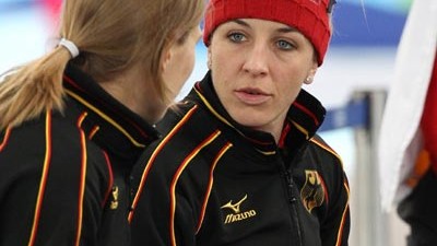 Olympia Kompakt (Tag 10): Im Gespräch mit Teamkollegin Jenny Wolf (li.): Eisschnellläuferin Annie Friesinger-Postma (re.).